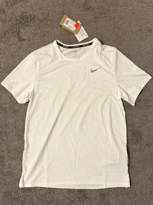 Nike T-shirt - HELT OANVÄND nike tröja med ett snyggt diskret mönster man bara ser på nära håll, storlek S