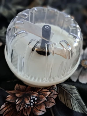 Väldig fin Grönsaks hackare- oanvänd & helt ny - Säljes:  Grönsaks hackare i mycket bra skick & oanvänd. Kartong saknas. Du vrider om den för ska hacka grönsakerna i behållaren.   Vid övriga frågor skicka gärna meddelande.  Lämnar självklart god omdömen om köparen gör det. Ingen återköp eller retur om köparen går med på köpet.  Kolla gärna in mina andra annonser!