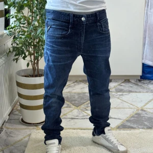 Replay mörkblå jeans  - Säljer ett par mörkblå jeans från Replay som är oanvända förutom för att ta bild med de,säljer för att jag behöver pengar snabbt.Pris kan sänkas vi köp direkt