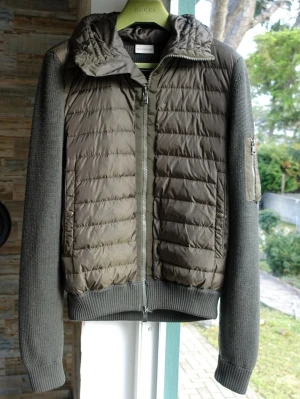 Grön Moncler cardigan  - En jätte fin Moncler cardigan i grön färg säljs på grund små i storleken, fick inte returnera då hade jag förlorat kvittot. Den är helt ny, vid funderingar eller vad som ingår så kan ni bara skriva .