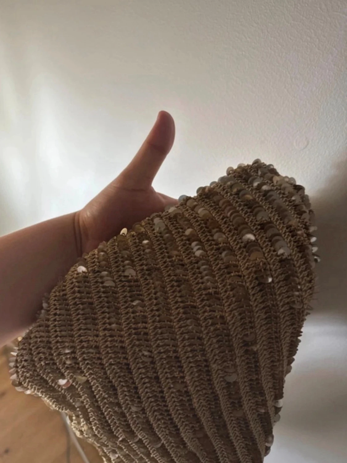 Beige stickad shoppingväska med paljetter - 1