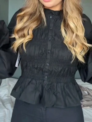 Svart blus nelly - Säljer en svart blus från Nelly då den inte längre passar mig. Den är helt slut på hemsidan. Den är endast använd en gång. Har även en helt ny i vit❤️