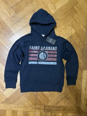 Saint Laurent hoodie - Mörkblå Saint Laurent hoodie. Helt ny!