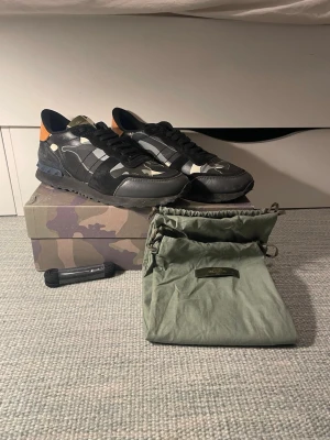 Valentino Garavani Rockrunner sneakers - | märke: Valentino Garavani | plagg: skor | skick: 9/10 | storlek: 41 | nypris: 8000kr | mitt pris: 2279kr mer 70% av nypris | färger: svart, brun, vit, Orange | allt original ingår box, extra snören, dustbags | pris kan diskuteras | hör av dig vid minsta fråga eller fundering // MatteoResell |