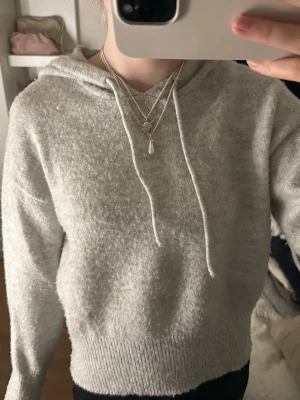 Grå stickad hoodie - Ljusgrå stickad hoodie ifrån Gina Young i storlek 146/152 ungefär som xs
