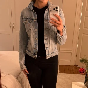 Ljusblå jeansjacka från ZARA - Jeansjacka från Zara i storlek S! 🩷
