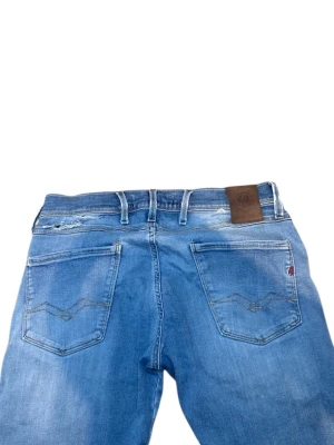 Replay anbass feta slitningar - Replay jeans i den mest populära modellen (anbass)(slimfit)☺️😄  Storlek: W30-L34 (passar L32)📏📐  Ny pris: 1899kr mitt pris 249kr  Skickas inom 24h efter köp🙌🏼🤩  Kontakta för frågor osv🙌🏼‼️
