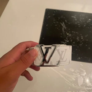 Vit L-/V skärp med silverdetaljer - L/-V bälte, vitt , 110cm