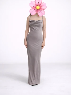 Balklänning/ Aftonklänning  - Elegant lång balklänning i grå nyans. Figurnära modell med tunna axelband, vacker drapering framtill, öppen rygg och slits.  ✨ Aldrig använd, med prislapp kvar ✨ Originalpris: 229 €, säljes då jag använde en annan klänning.  Passar perfekt till fest, bröllop, bal eller middag. Jag är 165 cm och bär storleken S. Skickas snabbt 💌 Hör gärna av dig vid frågor! 