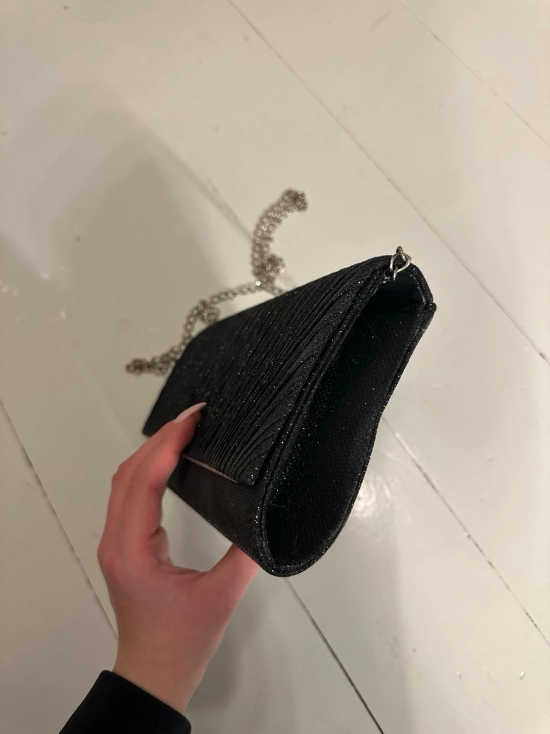 Svart glittrig handväska med kedja - 2