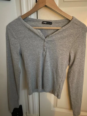 New Yorker topp - Söt henley topp från New Yorker💞 står strl XL men passar som en S