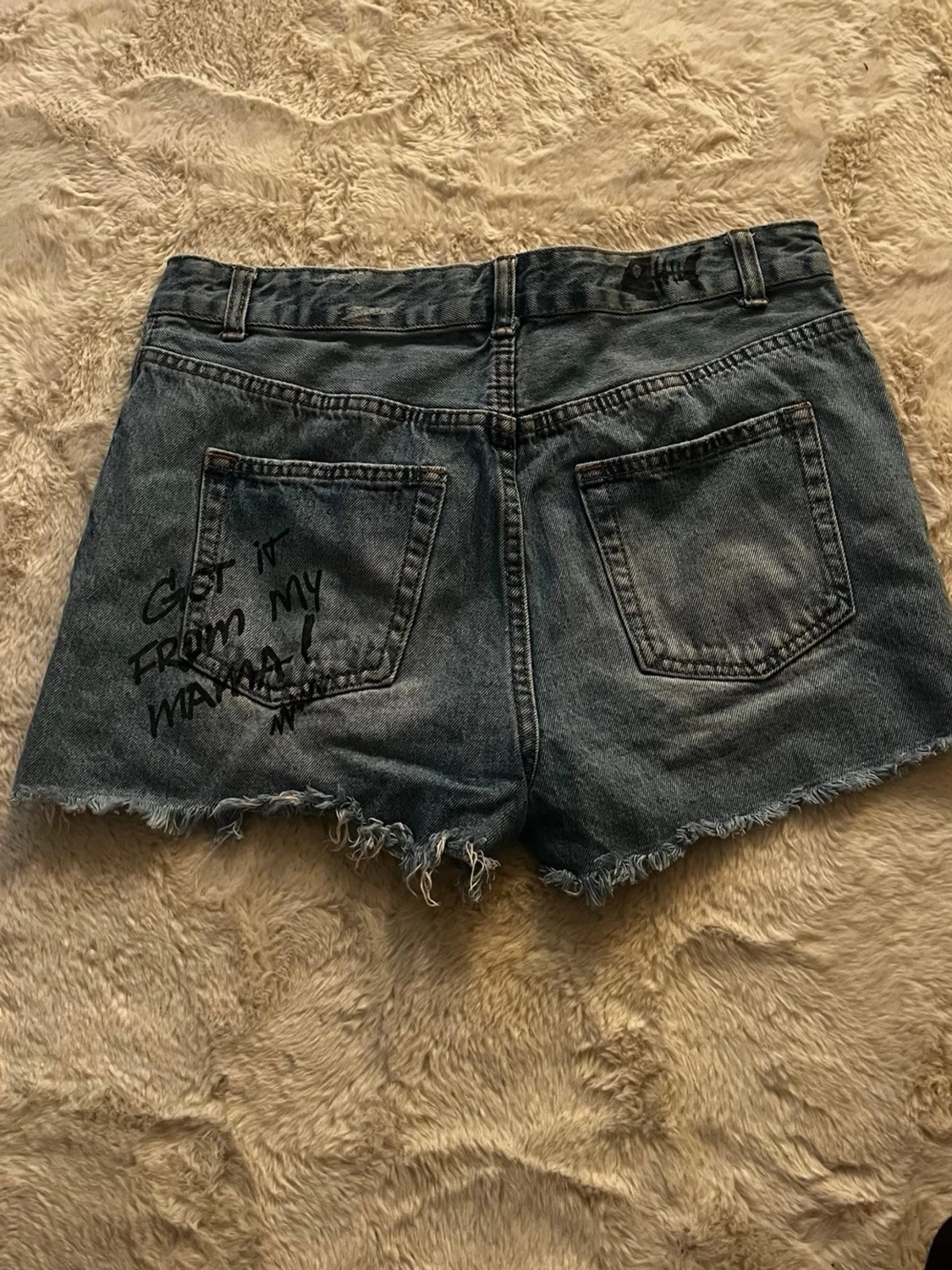 Blå jeansshorts med graffiti-tryck - 1