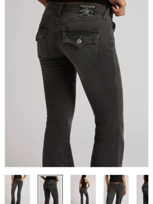 Grå bootcut jeans från True Religion - Säljer då dom har blivit förstora för mig! Jätte fina och knappt använda, postar så fort som möjligt 🥰🥰skulle säga att storleken är S/M