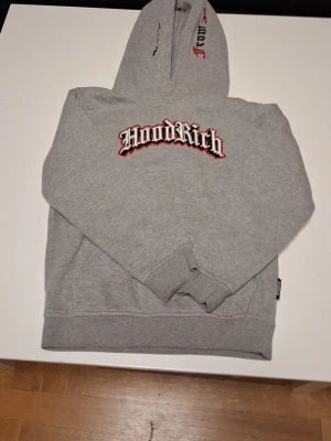 Hoodritch Hoodie - Säljer en grå Hoddritch Hoodie i mycket fint skick. Den är endast använd 1-2 gånger. Säljer denna hoodie lite dyrare samt använd ett få antal gånger. St är 10-12/M. Pris kan absolut diskuteras