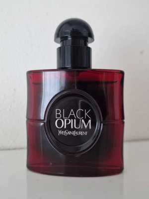 YSL Black Opium Over Red - YSL Black Opium Over Red 30 ml. Jag fick den i present men använder inte.