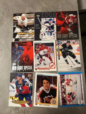 Hockey kort i mycket bra skick  - 9 stycken hockey kort i mycket bra skick. Dom ligger i plast förpackningar. Tog bara ut korten ur dom för att korten skulle synas tydligare.  Hör av dig vid frågor!