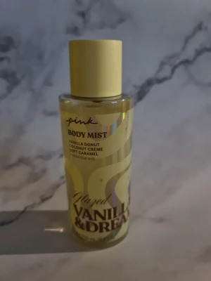 Glazed Vanilla Dream Body Mist - Söt body mist med toner av vaniljdonut, kokoskräm och mjuk karamell. Vegansk, utan konstgjorda färgämnen och ej testad på djur. Dermatologiskt testad och förpackningen är delvis gjord av återvunnet materiall. Helt ny och oanvänd