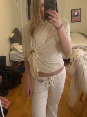 Omlott tröja - Säljer en krämfärgad omlott topp! Säljer då den inte riktigt har kommit till användning! Helt ny och bara använd en gång 🥰