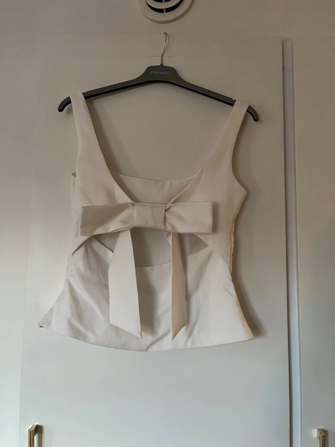 Vit linnetopp med rosett och öppen rygg - 1