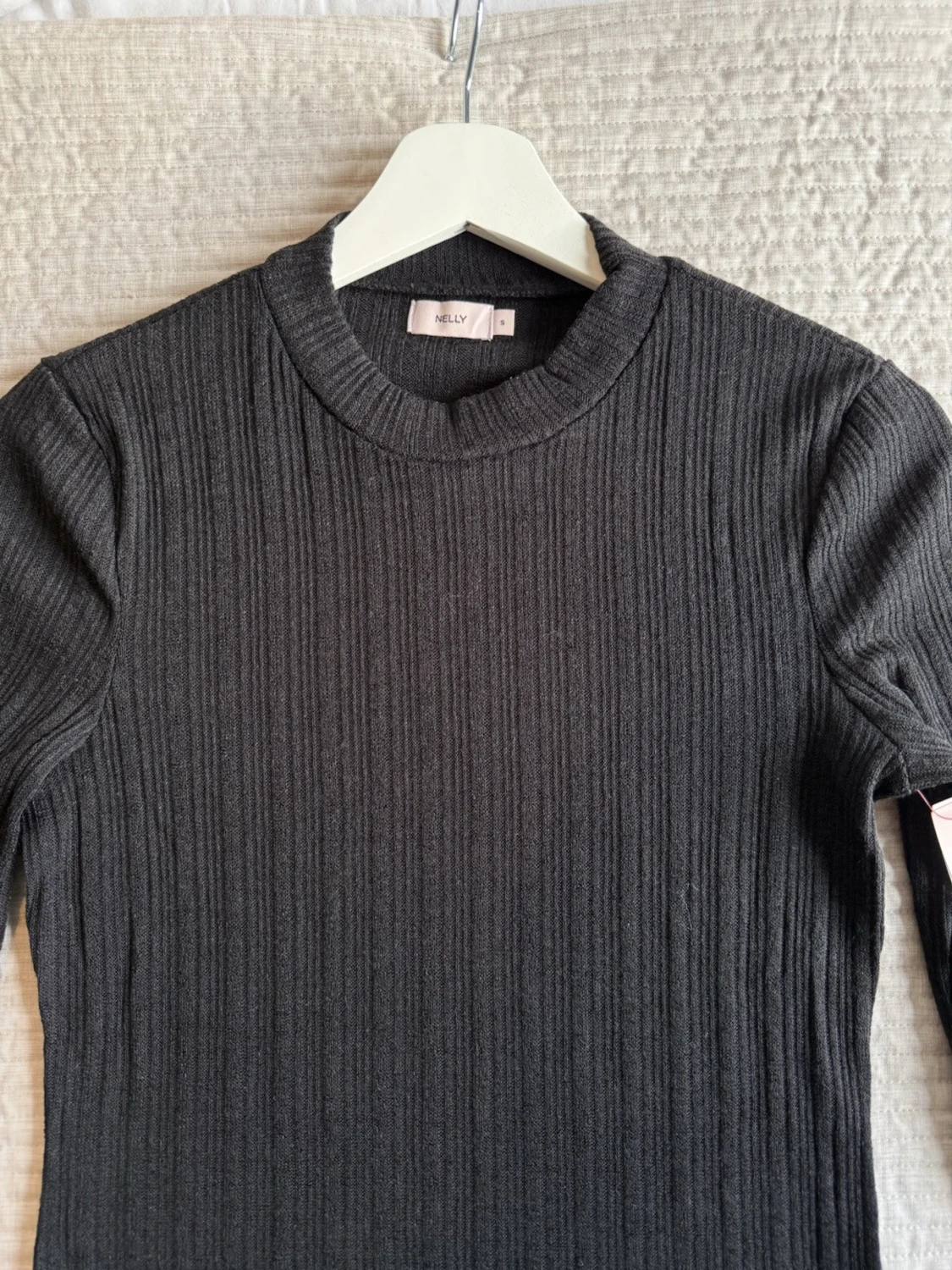 Svart ribbad klänning från Nelly - 4
