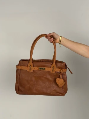 Brun med charms (12) - Brun snygg väska med gulliga charms 🐻