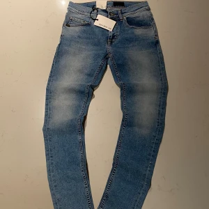 Tiger of Sweden jeans - Tja! Säljer helt sprillans nya tiger of sweden jeans. De är aldrig använda och aldrig tvättade heller. Inga skador eller fläckar någonstans å topp skick. Tags och storlek sitter på! Fraktar samma dag som du köper 110%. Var inte rädd att höra av dig och priset är självklart prutbart
