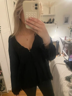 Odd Molly blus  - Säljer denna jättefina svarta blusen från odd Molly, materialet är ganska tunt och har fina detaljer, blusen är ganska luftig och skön och är lätt att styla 💗💗 bara att höra av sig vid frågor 