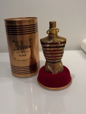 Le Male Elixir limited edition - Upptäck Jean Paul Gaultier 'Le Male' Elixir – en ikonisk parfym i en unik, guldglänsande flaska. Perfekt för dig som vill sticka ut och addera en lyxig touch till din stil. Ungefär 70 ml kvar 