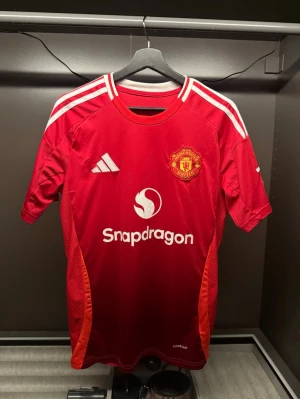 Manchester United 24/25 Kit Fotbollströja  - Manchester United tröja som använts ett fåtal gånger. Tröjan är i väldigt bra skick. Tveka inte att skriva om du funderar något//Felkannn