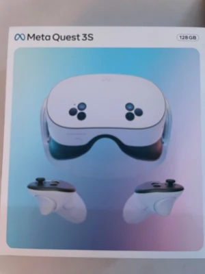 Meta Quest 3S 128GB VR-headset - Meta Quest 3S VR-headset med 128GB lagring. Komplett med två handkontroller. Enheten ser ut att vara i mycket gott skick utan synligt slitage. Perfekt för uppslukande VR-upplevelser och spel.