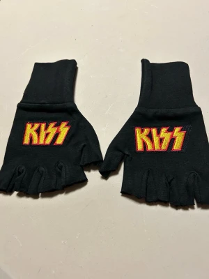 Vantar med broderad text Kiss - Helt nya vantar med broderad text. Storlek onesize. Material i bomulls stretch.