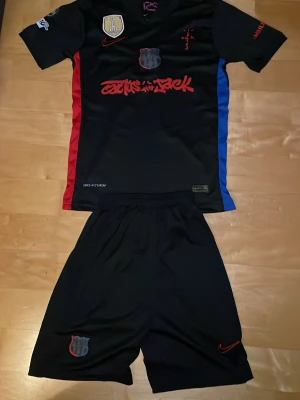 Travis scoot X Barcelona fotboll tröja  - Säljer en helt sprillansny trendig fotbolls tröja 