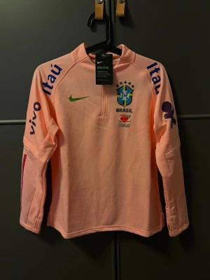 BRAZIL kofta - Rosa Brasilien 1/4 dels zip. Passar folk som bär storlek XS, som är ungefär 150-160 cm långa! För mer frågor eller bilder är det bara att skriva!