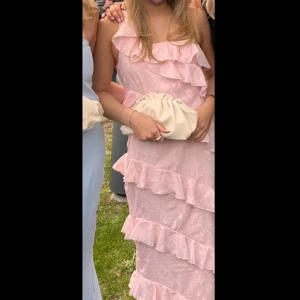 Balklänning - Supersnygg klänning från Bohoo🩷Perfekt till balen!😍Den är uppsydd och jag är ca 1,62 och funkar perfekt att ha klackar under också!☺️ (väskan finns också att köpa, skriv bara för de!)