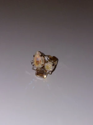 Caroline svedblom/Angelina ring  - Denna är ring är 18/k guld och har kristaller på utsidan. Den är helt ny och juterbar för storlekar.