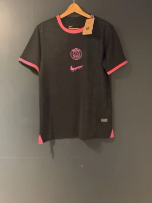 PSG T-shirt (Neymar jr) - Hej, säljer sprillans ny PSG T-shirt. Inte använd någon gång, Storleken är S men passar på Medium eftersom den är stor för sin storlek (Priset är inte fast)