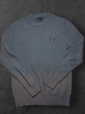 Morris stickad tröja - herr strl S - Säljer en brungrå Morris stickad tröja i storlek S  👕 Märke: Morris 📏 Storlek: S 🎨 Färg: Brungrå 📍 Skick: Mycket bra skick (se bilder)  💬 Har du några frågor är det bara att höra av dig! 💰 Vid snabb affär kan priset diskuteras. 📦 Skickar alltid inom 24 timmar!