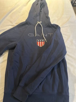 Gant hoodie  - En gant hoodie i marinblå färg 