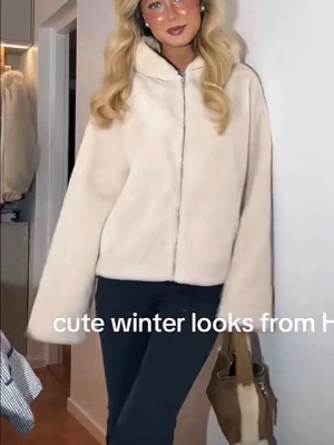 Beige teddyjacka - Intessekoll!! Helt ny med lappar kvar. Supermjuk och fluffig beige teddyjacka med dragkedja framtill och hög krage. Jackan har en loose passform och långa ärmar, perfekt för kalla dagar när du vill vara både varm och snygg.