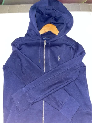 Ralph Lauren tröja - Hej! Säljer nu en Ralph Lauren tröja i storlek XS. Den är i grymt skick utan några defekter. Kolla min profil för fler kläder och parfym!