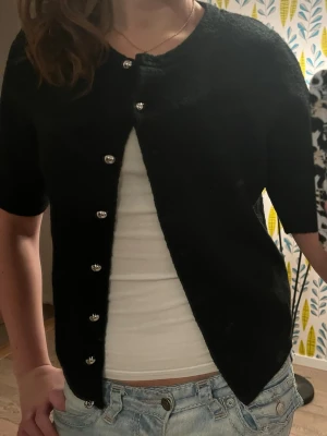 Kofta med silver knappar - Söt kofta perfekt att ha över ett linne eller liknande 💕