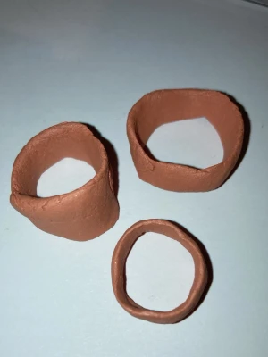  Ringar  -  Tre styckna orange röda ringar i lera. Han gjorda av mig som är Ömtåliga. Frakten är ca 22-100kr Beroende på tyngd. Om du har frågor eller vill köpa kontakta mig.