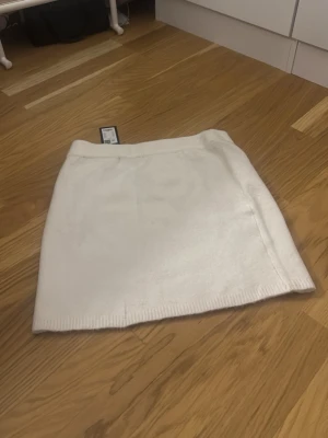 Vit kjol från lager 157, XS - Superskön vit stickad kjol från lager 157. Kjolen har en enkel, rak design och resår i midjan för en bekväm passform. Modellen heter Erica.