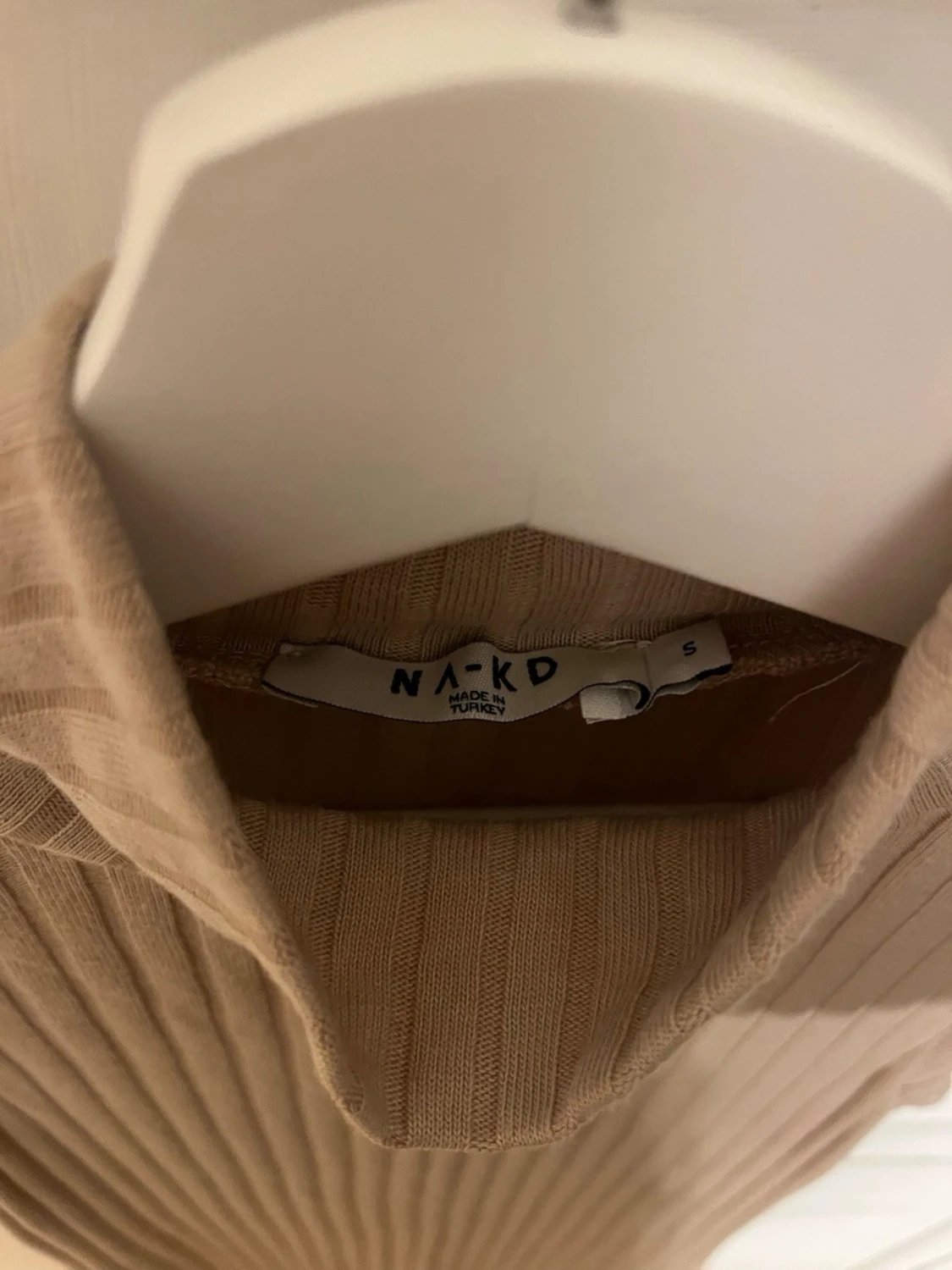 Beige ribbad långklänning NA-KD - 2