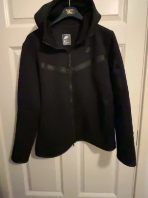 Nike tech  - En helt ny Nike tech från jd sport säljer den pågrund av att den är liten och ifall ni vill diskutera pris skriv privat 