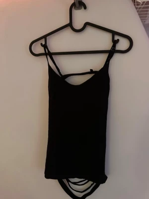 Klippte själv, vanlig svart linne med öppen rygg  - Fin när den sitter på