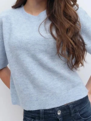 Ljusblå stickad tröja med kort ärm - Superfin ljusblå stickad tröja med korta ärmar och rund hals. Den är helt ny och oanvänd!💙