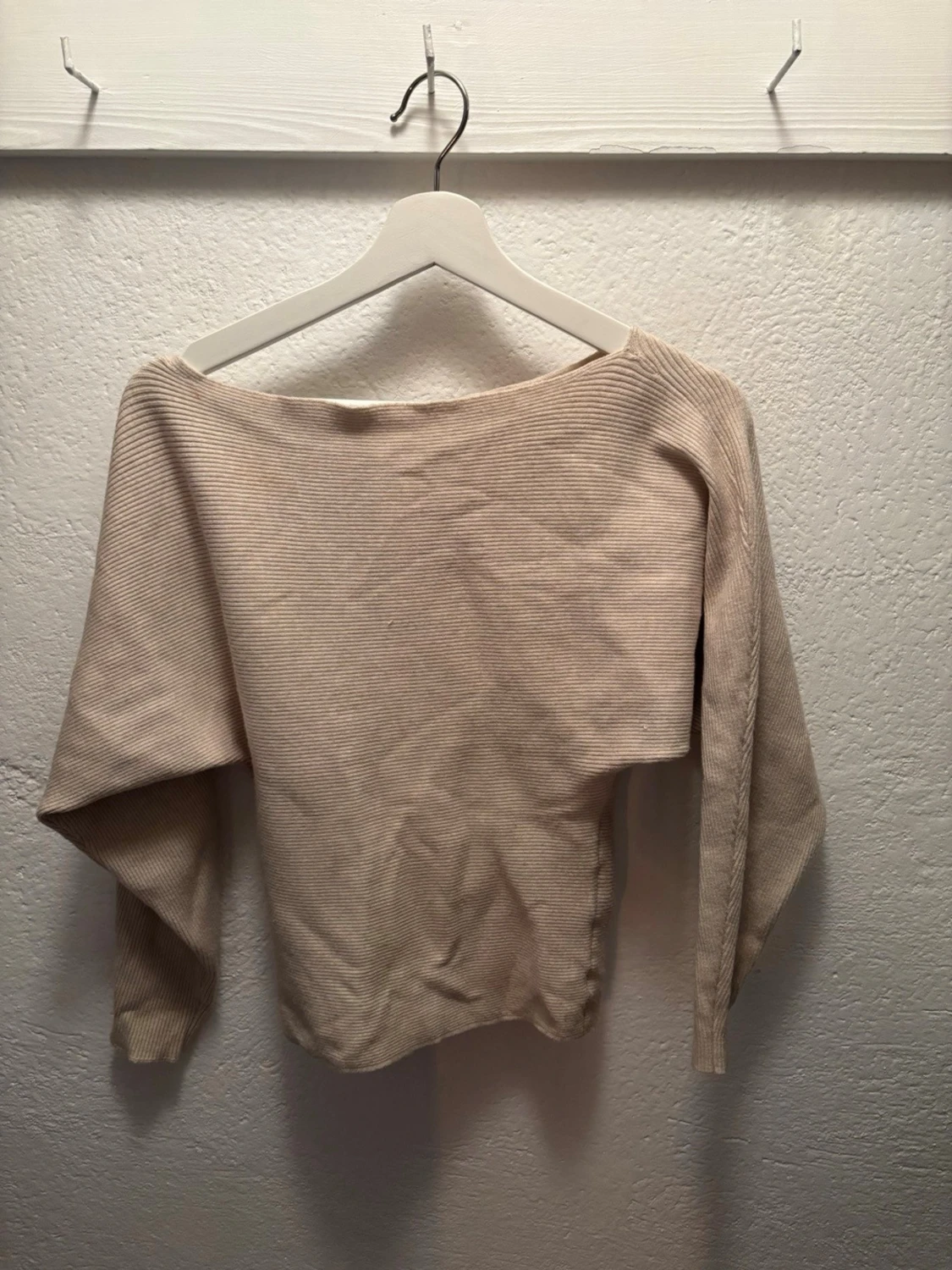 Beige ribbad offshoulder tröja