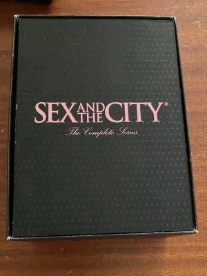 Sex And The City Complete Series  - Säljer denna populära kompletta serien. Skivorna har inga repor vad jag kan se lådan dom kommer i har lite skavanker.