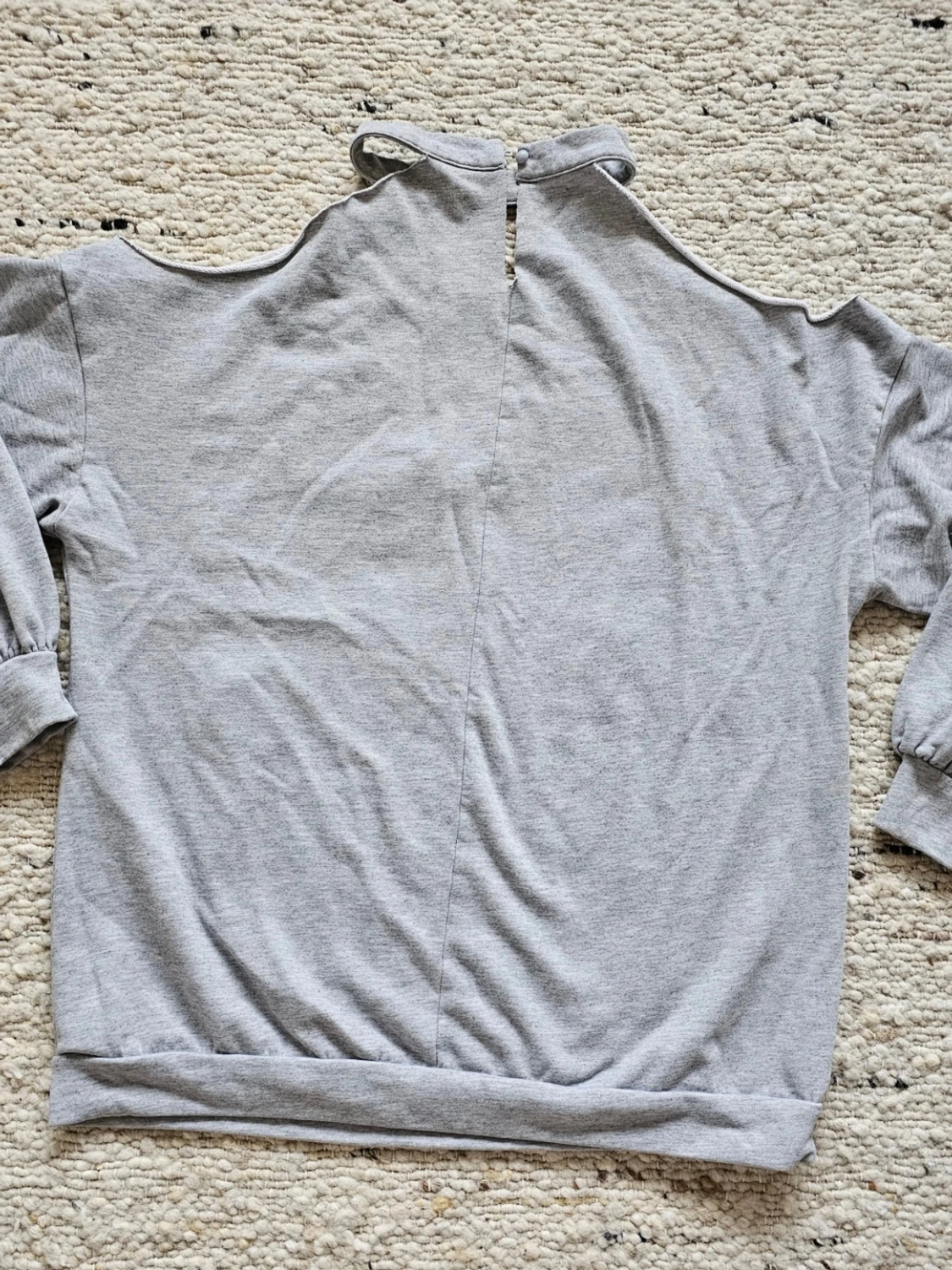 Grå sweatshirt med cut out-detaljer - 3